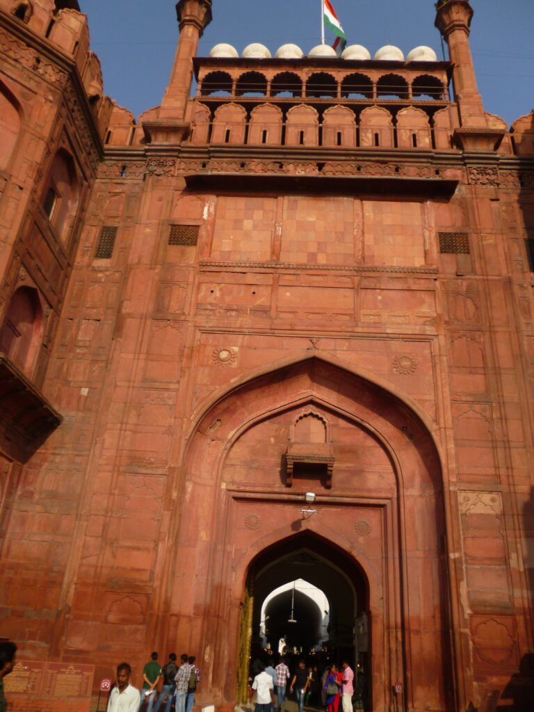 ムガル帝国時代の要衝だったパキスタンへの道が始まっていたことから「ラホール門」と名付けられたそう。
