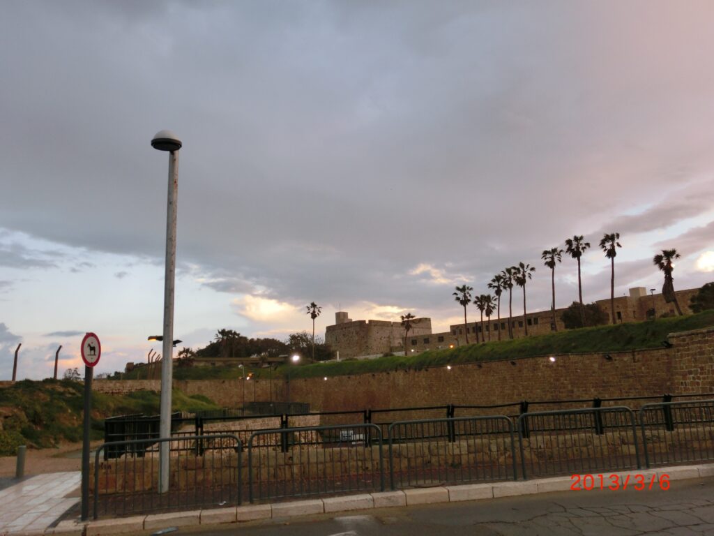 アッコー旧市街を取り囲む城塞。