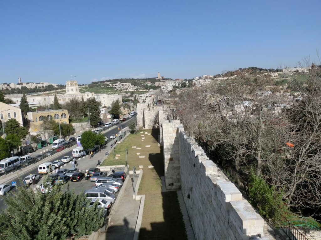 旧市街の城壁は歩くことが可能。