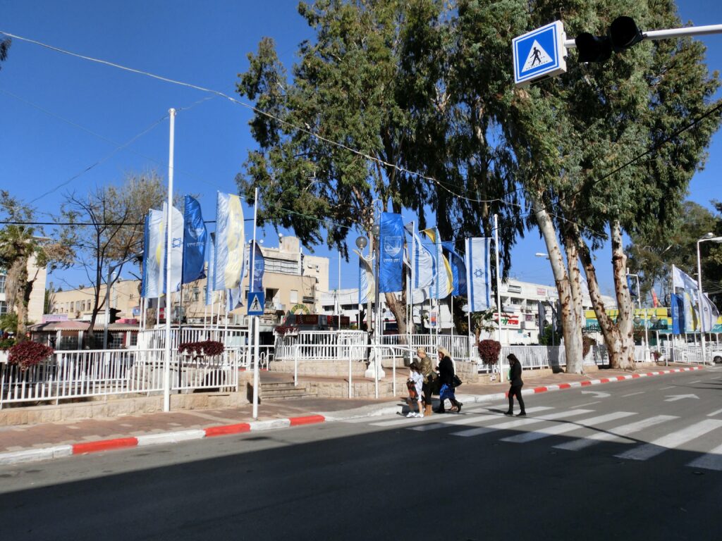 ナハリヤ市街地。至るところでイスラエル国旗が掲揚されている。
