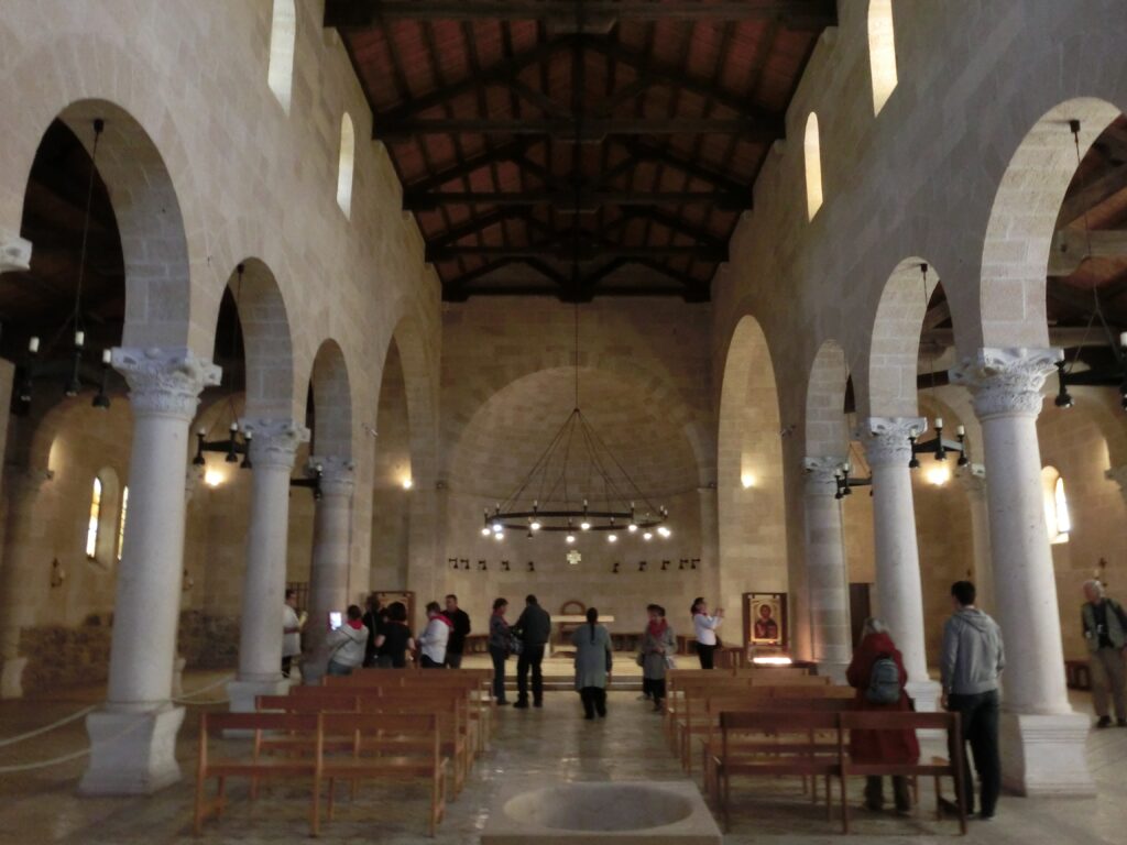 パンの奇蹟の教会の内部