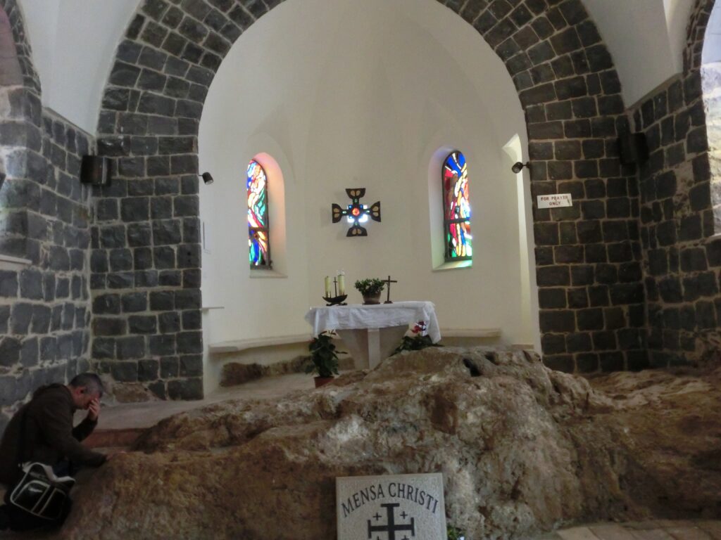 ペテロ首位権の教会の内部。この岩は、キリストの食卓（メンザ・クリスティ）と呼ばれる。