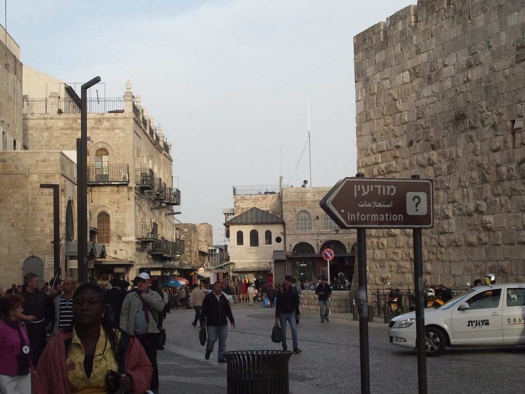 ヤッフォ門から覗いたエルサレム旧市街地