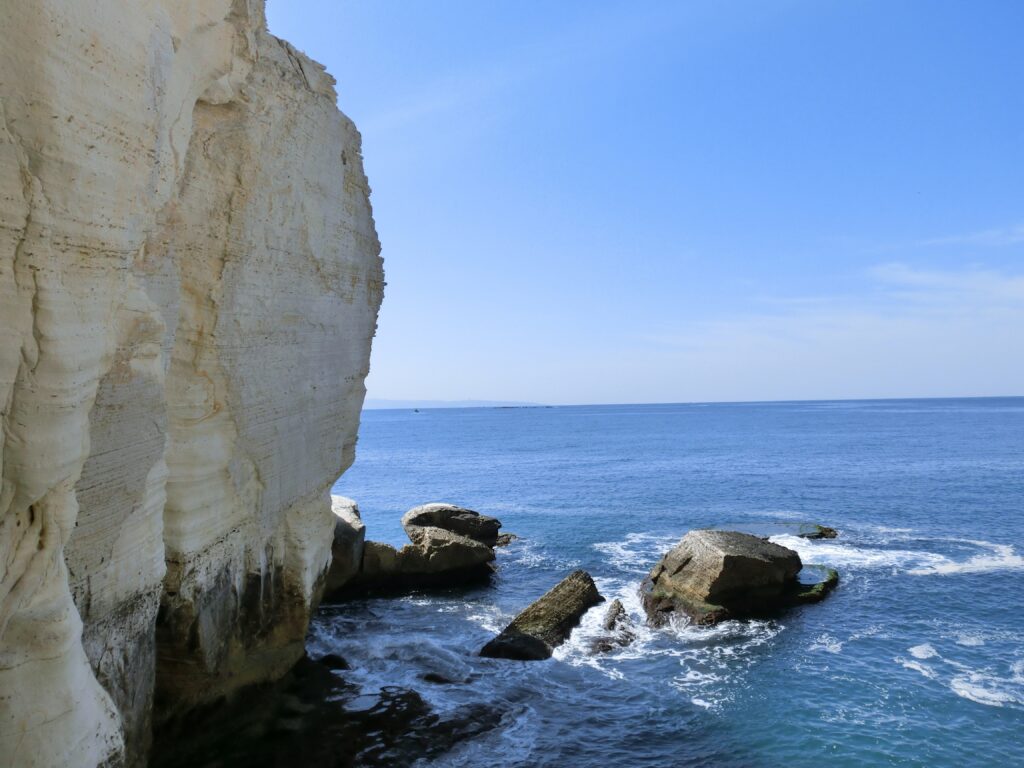 ローシュ・ハニクラ洞窟から外に出た際の景色。地中海と白い岩盤のコントラスが美しい。