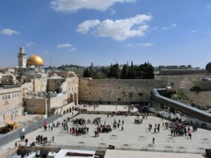 嘆きの壁と岩のドーム。対立するユダヤ教とイスラム教の聖地が石を投げれば当たるような距離にある。