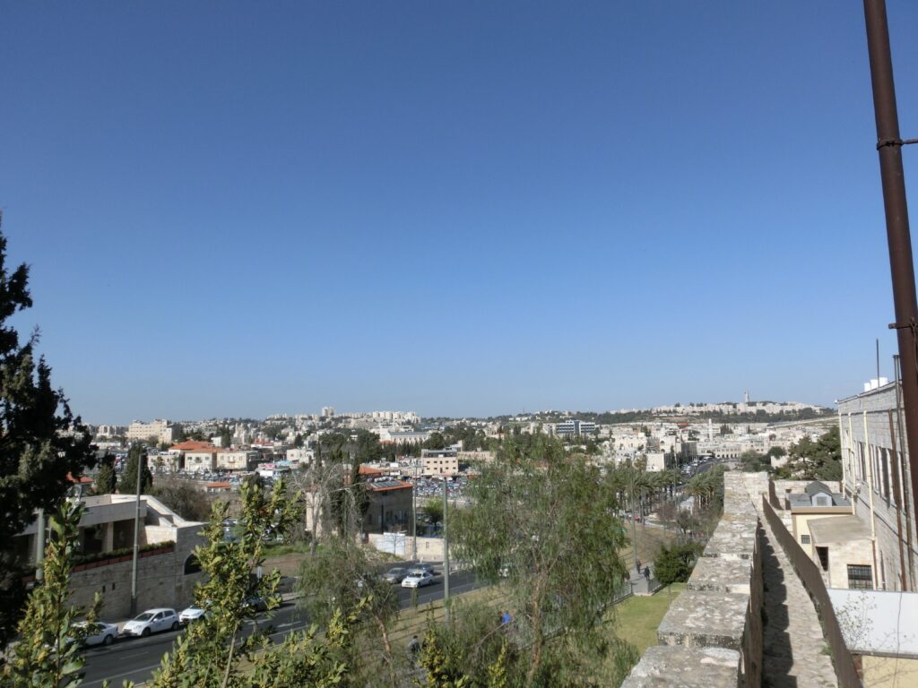 城壁から見た、イスラエルが実効支配している東エルサレム。