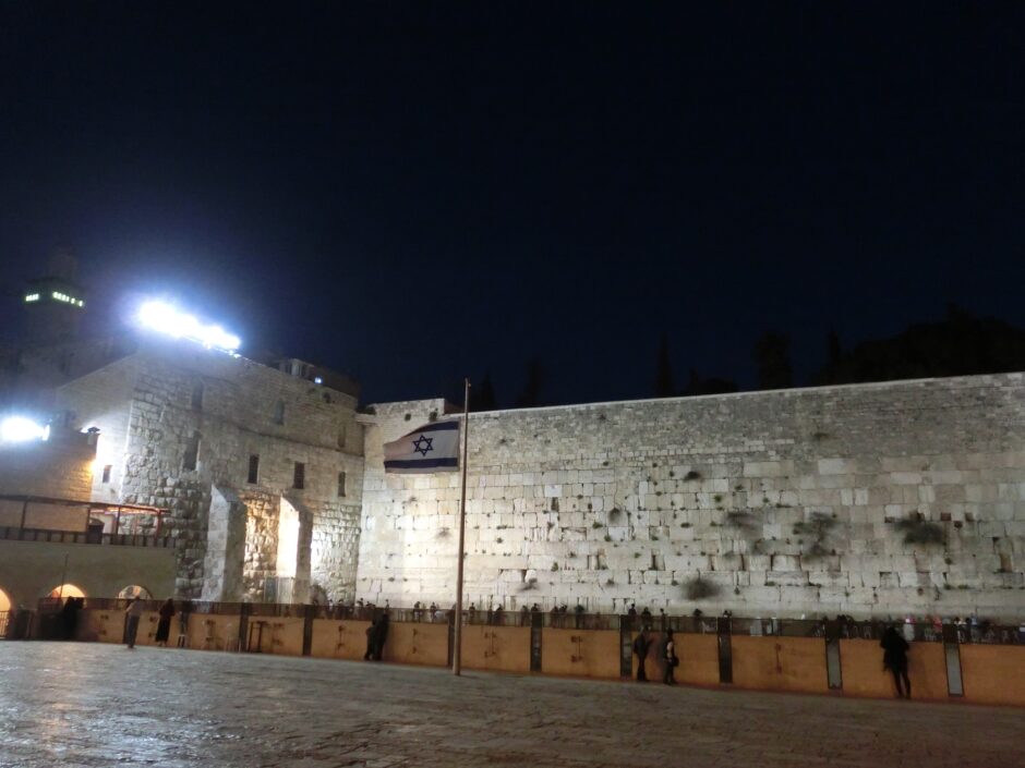 ユダヤ教の聖地「嘆きの壁」。かつてのエルサレム神殿の城壁の名残。