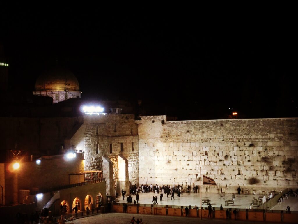 夜の嘆きの壁と岩のドーム。至近距離にユダヤ教とイスラム教の聖地があります。