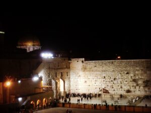 夜の嘆きの壁と岩のドーム。至近距離にユダヤ教とイスラム教の聖地があります。