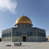 イスラム教の第3の聖地「岩のドーム」。青いタイルとの外壁と金色のドームが特徴。