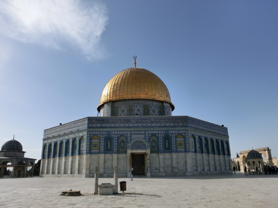 イスラム教の第3の聖地「岩のドーム」。青いタイルとの外壁と金色のドームが特徴。