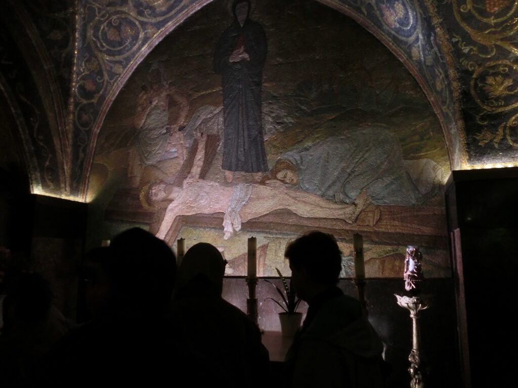 第11留のイエスが十字架に釘づけにされた様子の壁画と祭壇