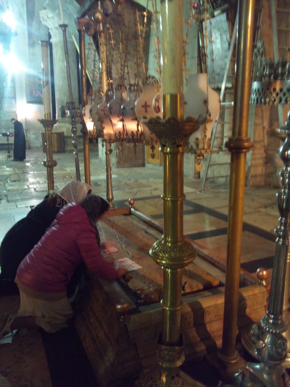 聖墳墓教会内部にある、イエスの遺体に香油を塗られた場所。