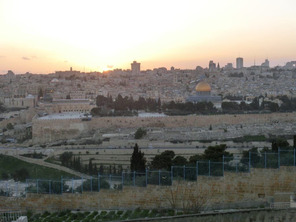 オリーブ山から見た神殿の丘とエルサレム旧市街の夕景は非常に綺麗で心奪われます。