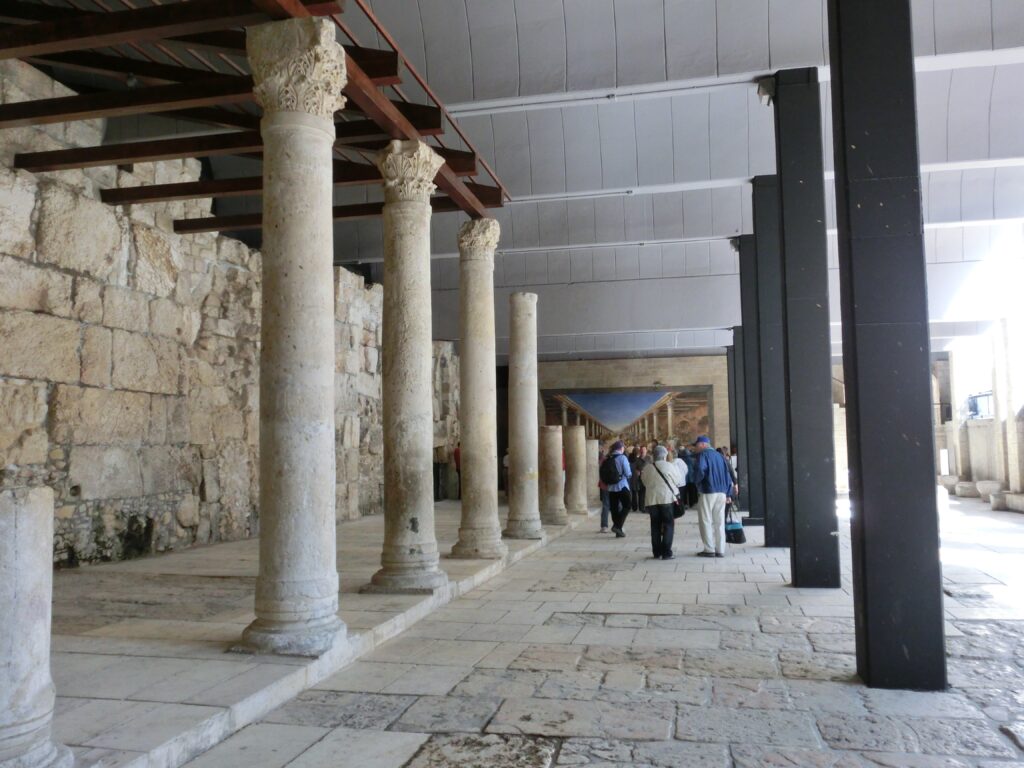 エルサレム旧市街のメインストリート「カルド」。この石柱は西暦135年に建築された。
