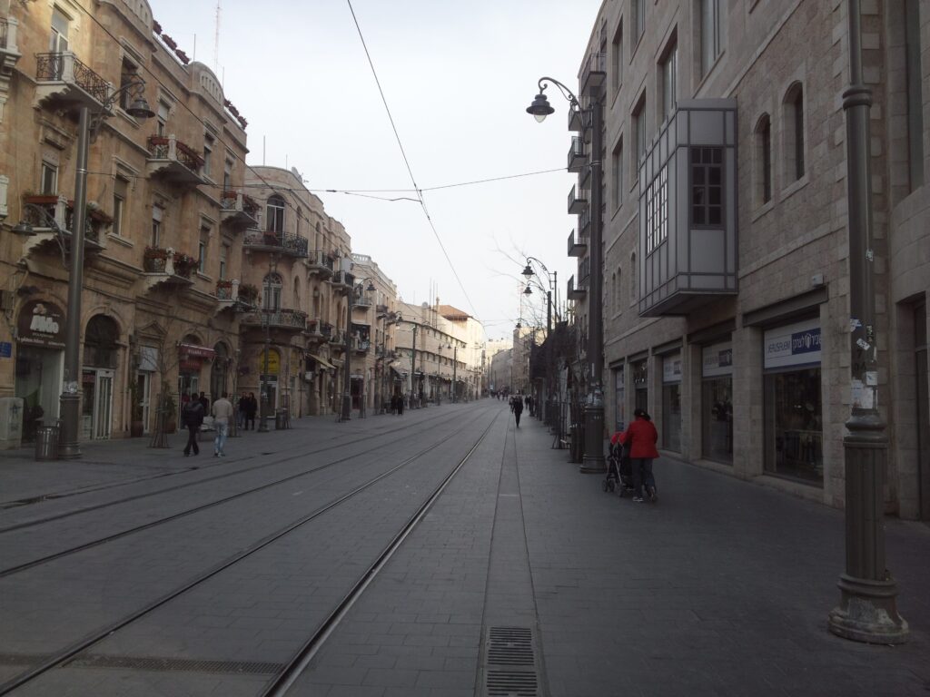 シャバットのエルサレム新市街。人通りがまばらになります。