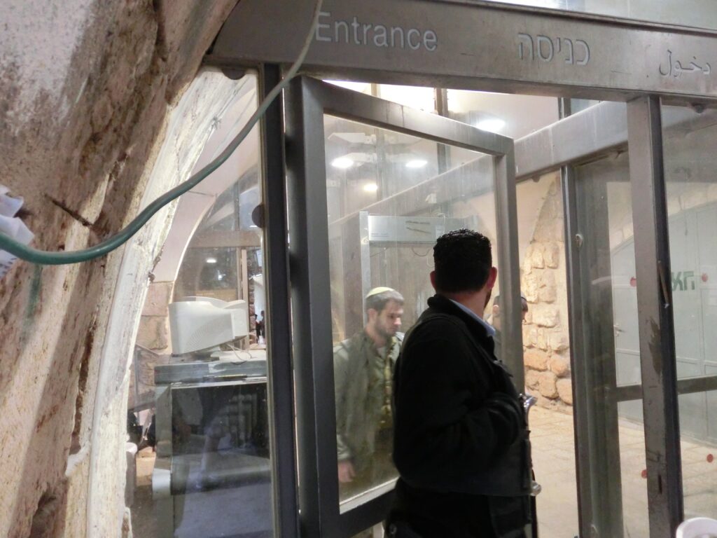 嘆きの壁の広場に入る前に、イスラエル兵によるボディチェックが行われます。