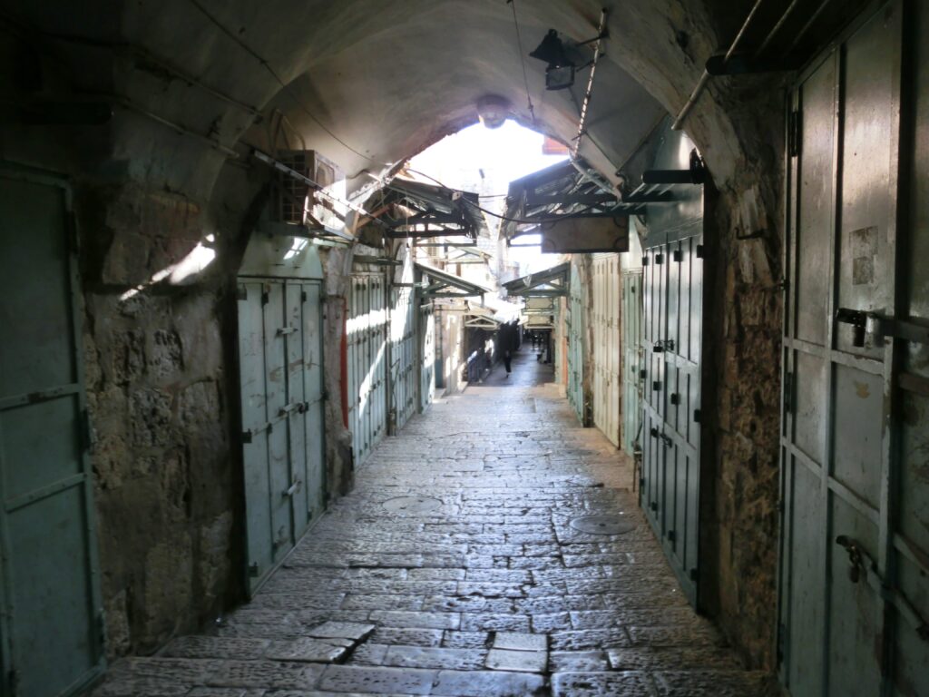 早朝のエルサレム旧市街地は人通りがなく、シャッターで店の入口が閉まっている。
