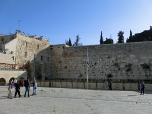 早朝から観光客がちらほら。敬虔なユダヤ教徒が早朝から祈りを捧げていました。