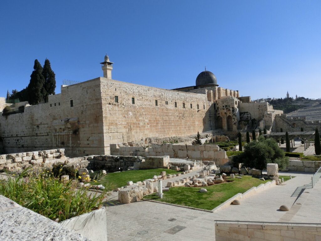 神殿の丘の城壁とアル・アクサー寺院が一体化しています。