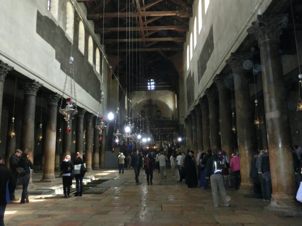 聖誕教会の内部。外装とは裏腹に天井は木造になっている。