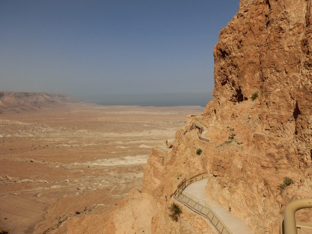 ユダヤ民族離散の引き金となったマサダ遺跡から見た死海
